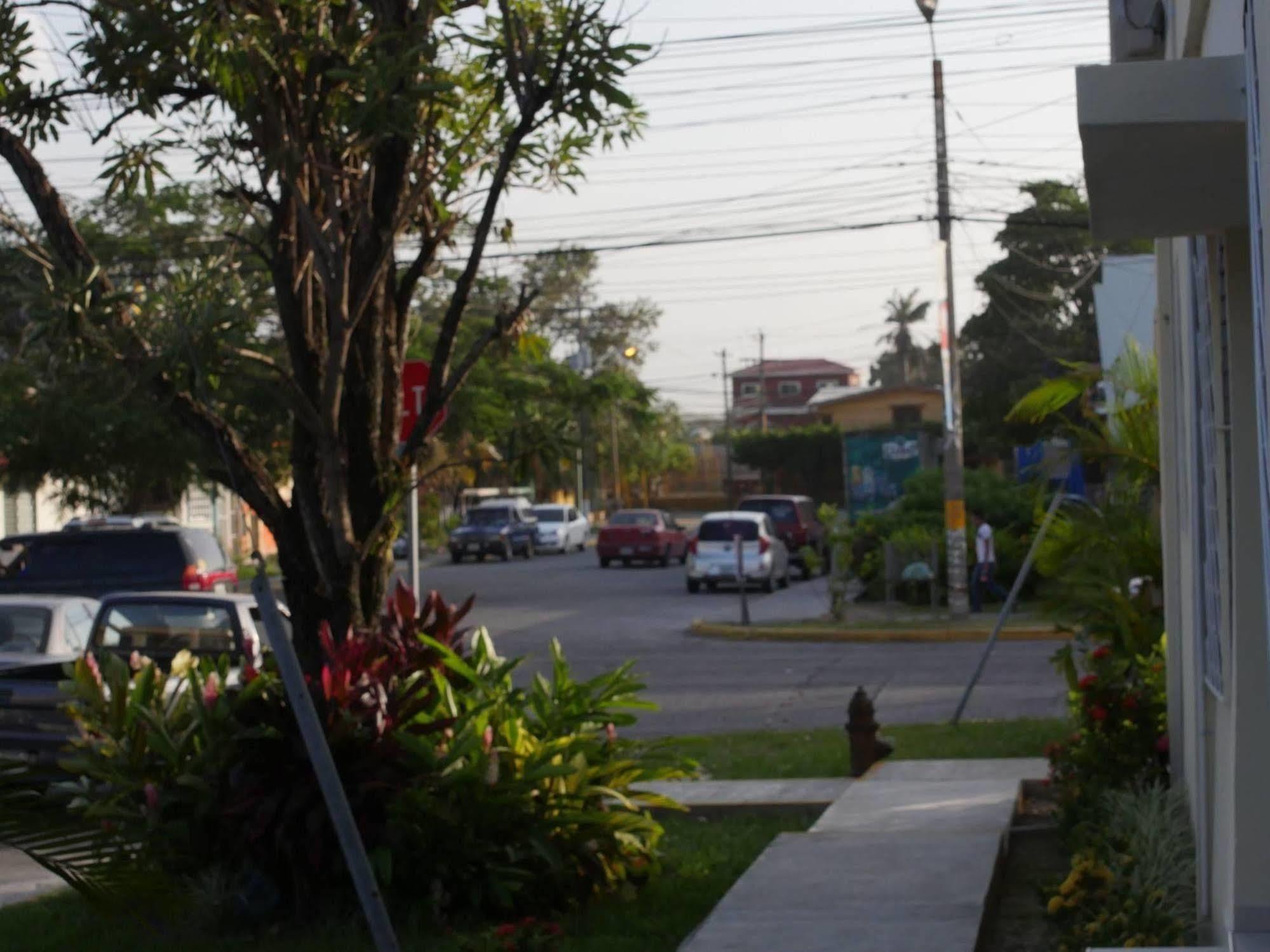 Hotel Carnaval La Ceiba Exterior photo